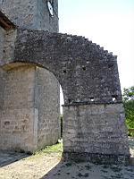 Saint-Julien-Du-Serre, Eglise romane, Contrefort de façade (1)